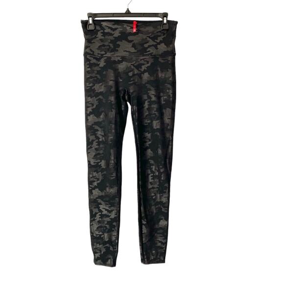 Spanx Faux Leather Matte Black Gray Camo Leggings size large - Picture 3 of 8